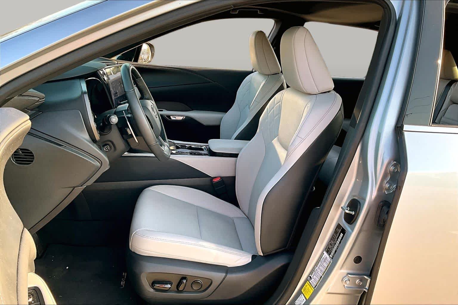 2025 Lexus RX 350 - Photo 15