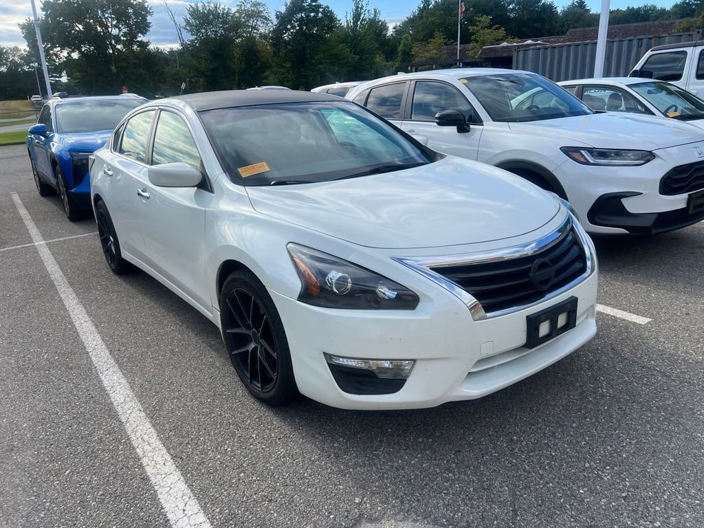 Used 2014 Pearl White Nissan 2.5 SV image 1