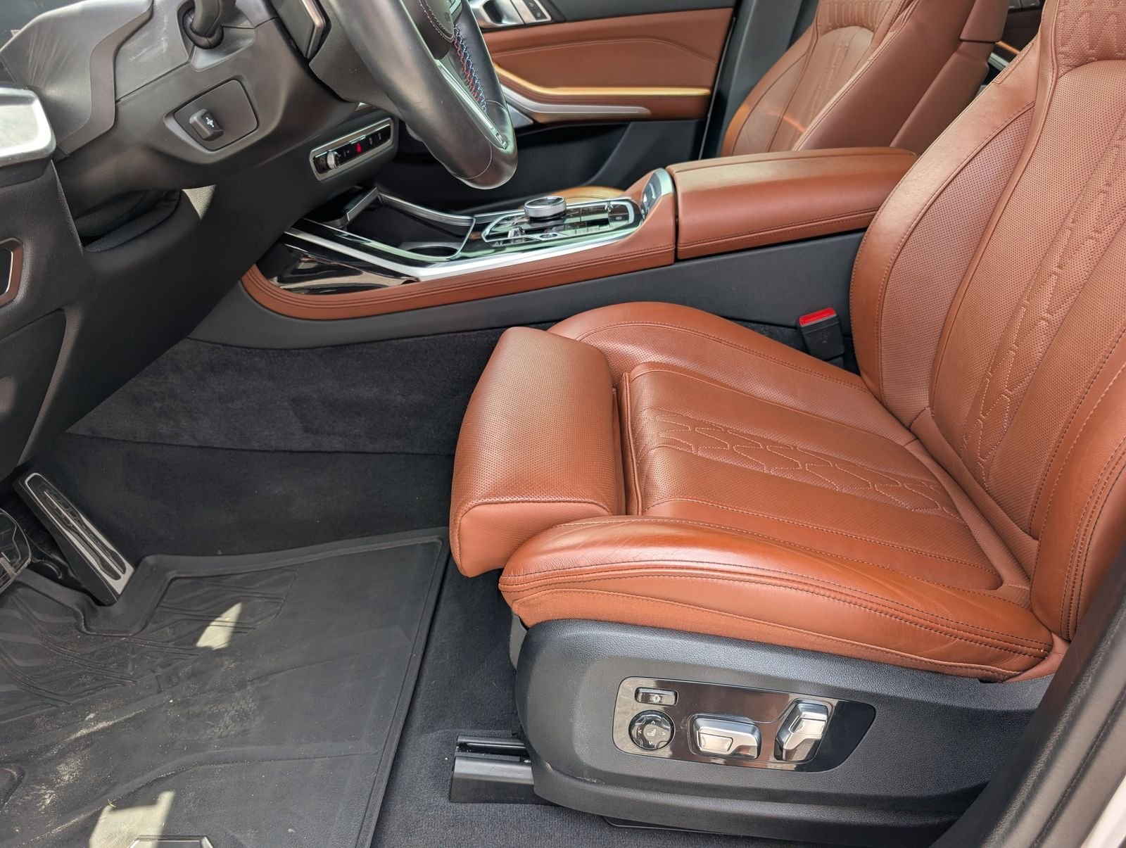 Used 2025 Alpine White BMW M60i image 15