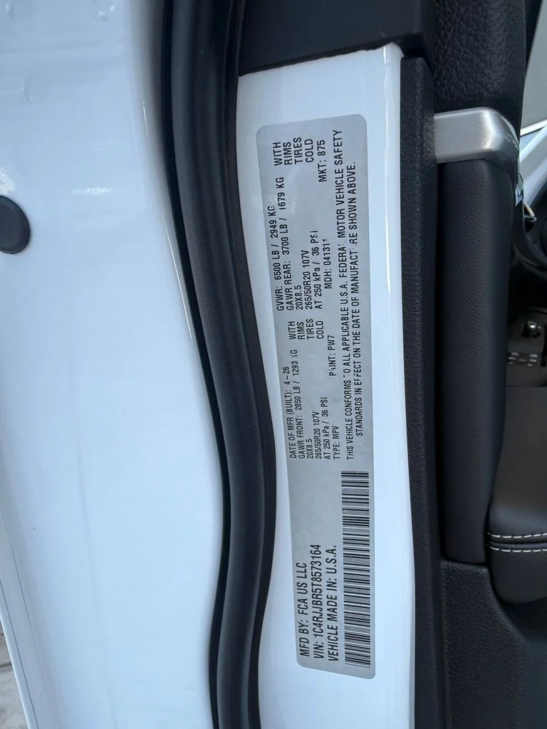 New 2026 Bright White Clear-Coat Exterior Paint Jeep Limited image 24