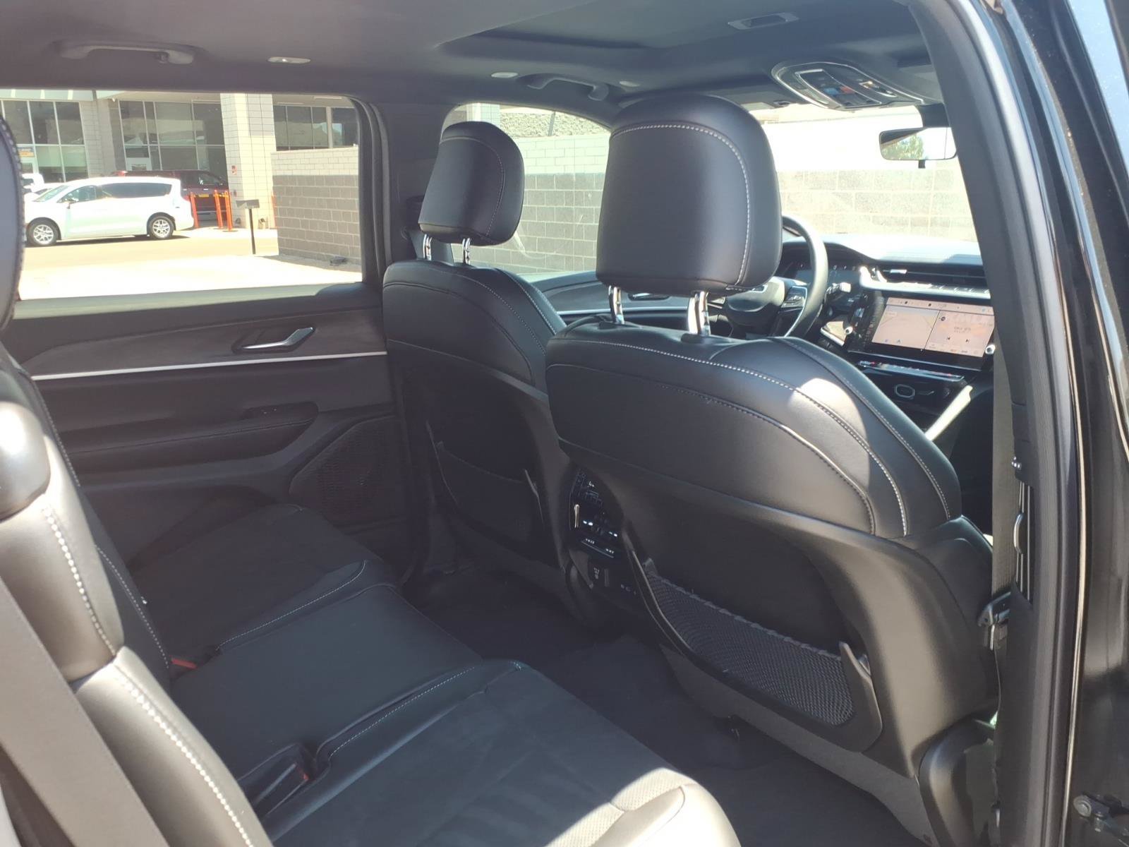 New 2026 Diamond Black Crystal Pearl-Coat Exterior Paint Jeep Laredo Altitude image 8