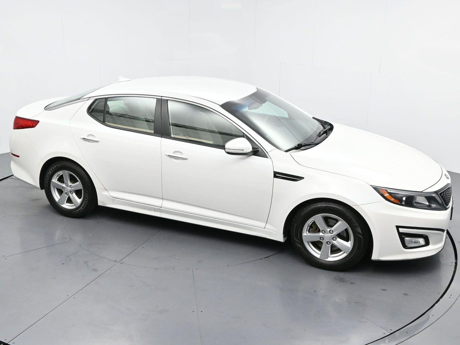 Used 2015 Snow White Pearl Kia LX image 38