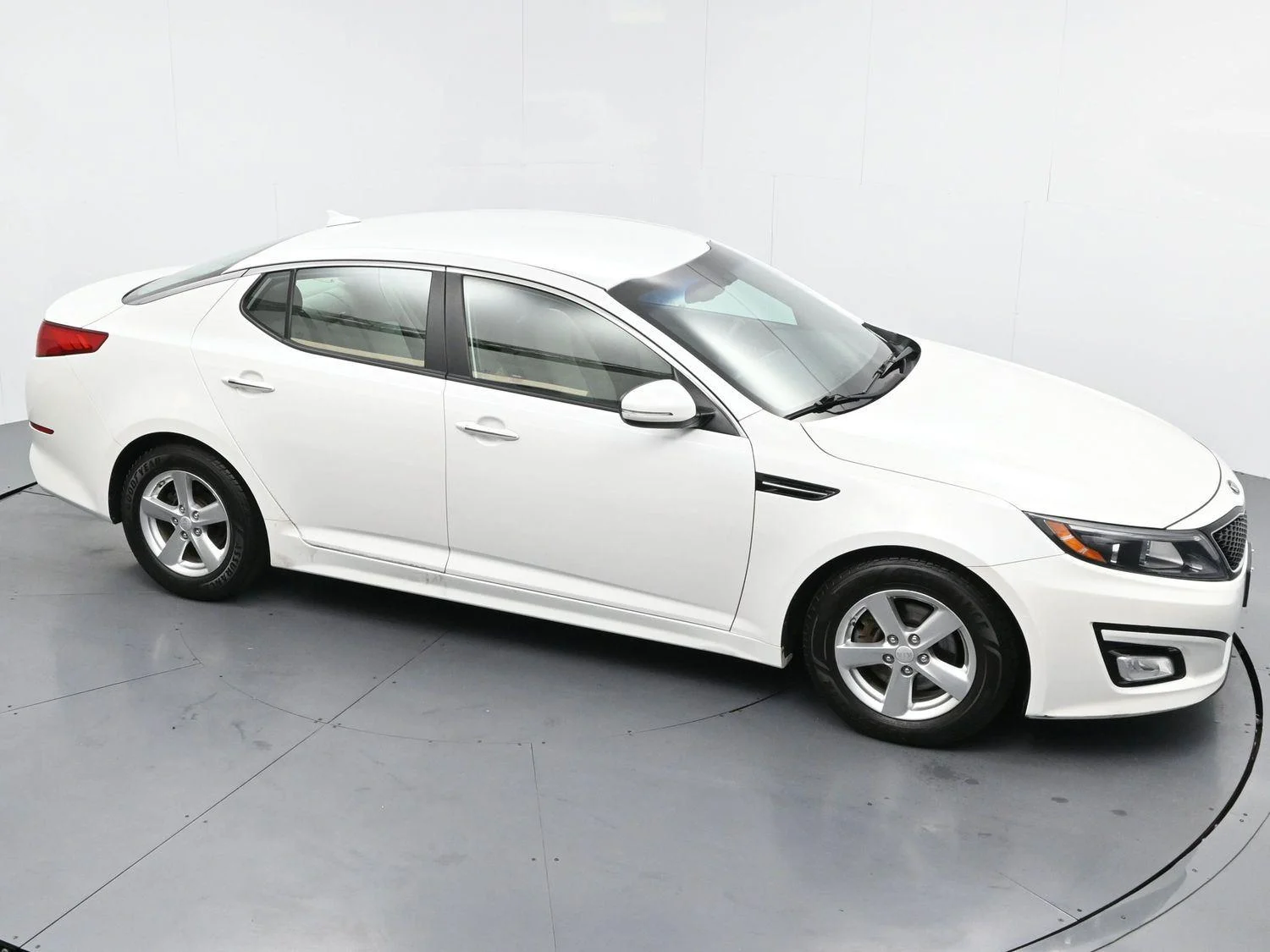 Used 2015 Snow White Pearl Kia LX image 38