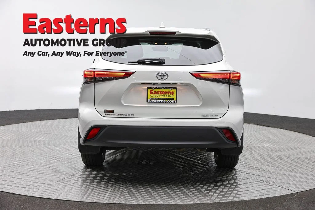 Used 2021 White Toyota XLE image 5