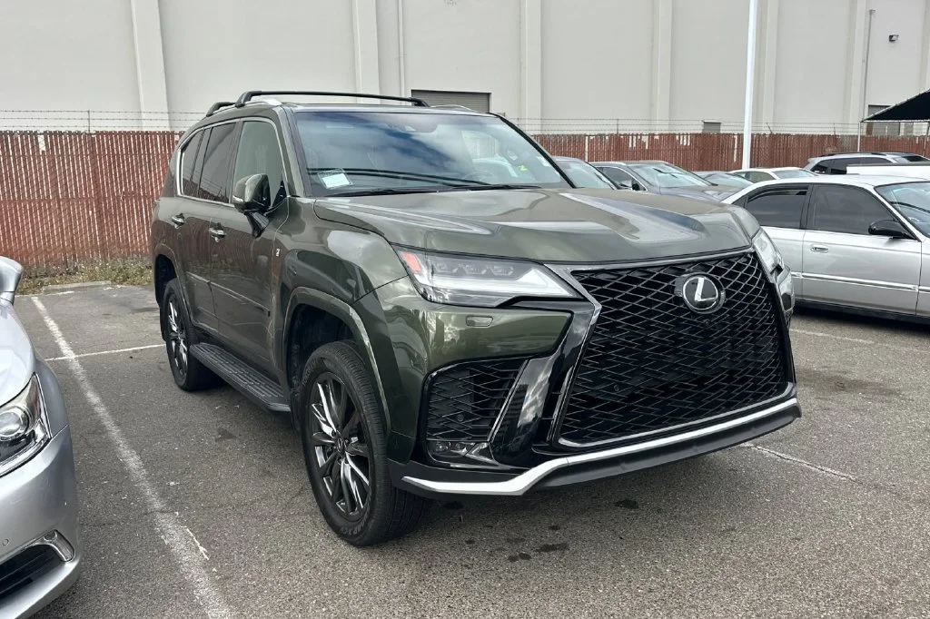 Used 2023 Green Lexus 600 F SPORT image 2