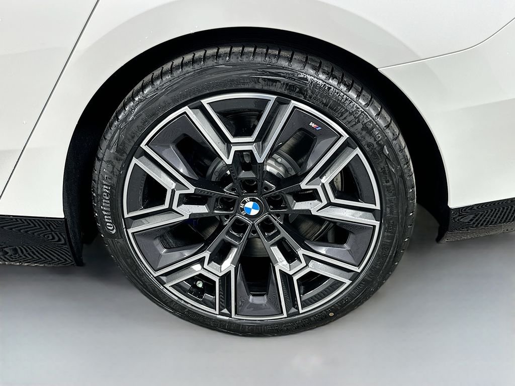 New 2027 Mineral White Metallic BMW 550e xDrive image 23