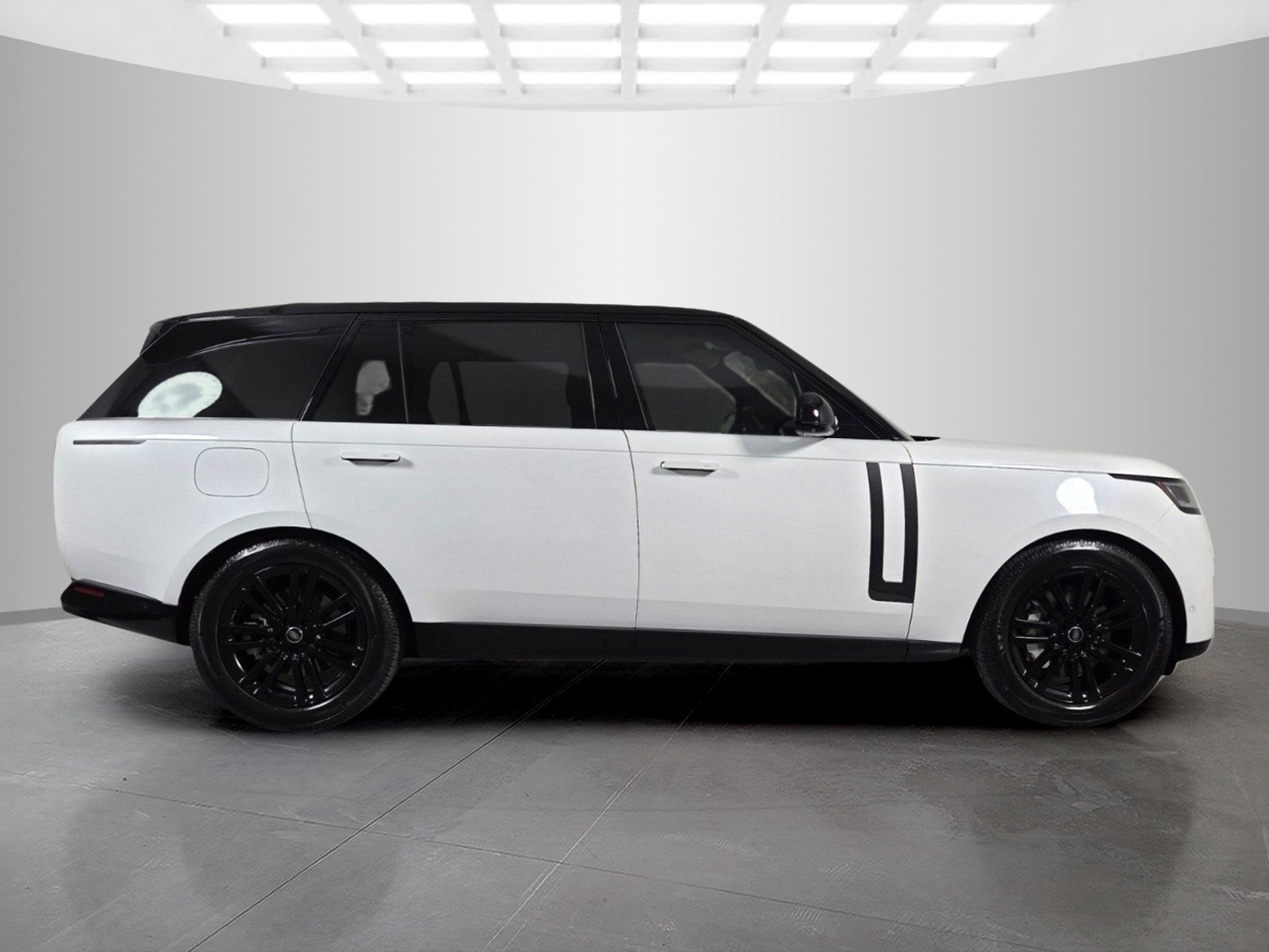 Used 2023 White Land Rover SE image 7
