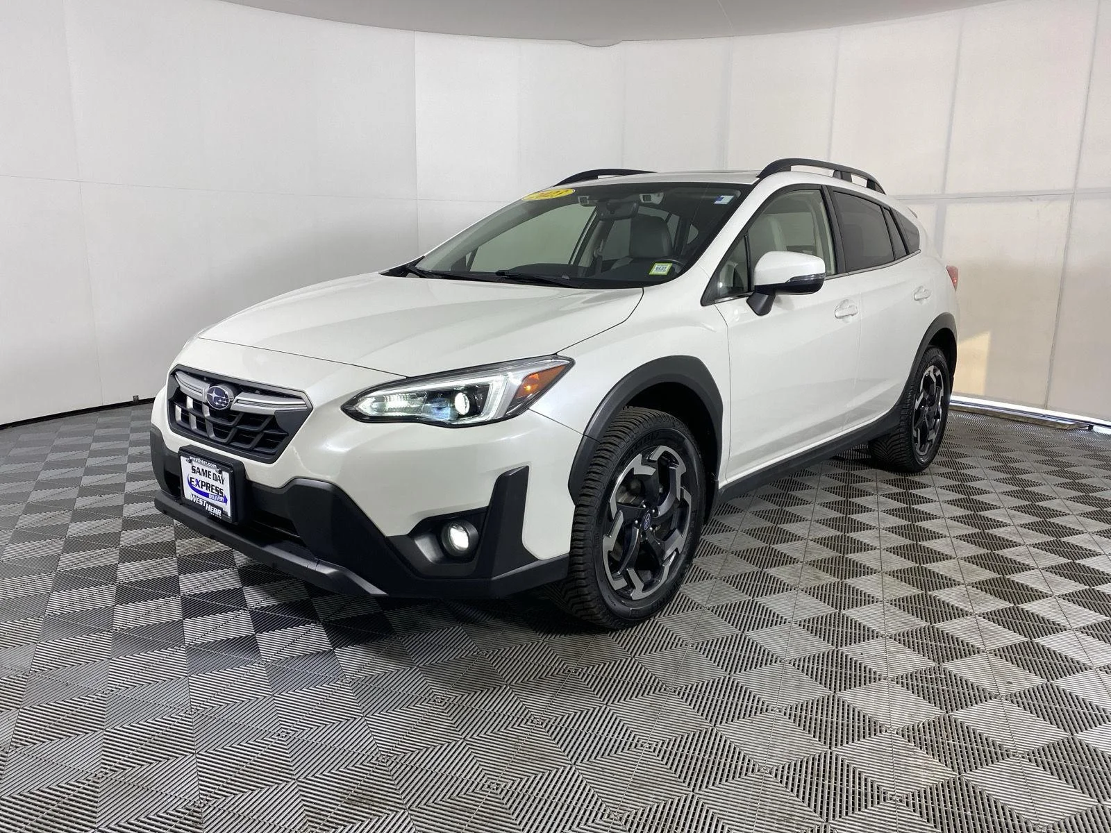 Used 2023 Crystal White Pearl Subaru Limited image 3