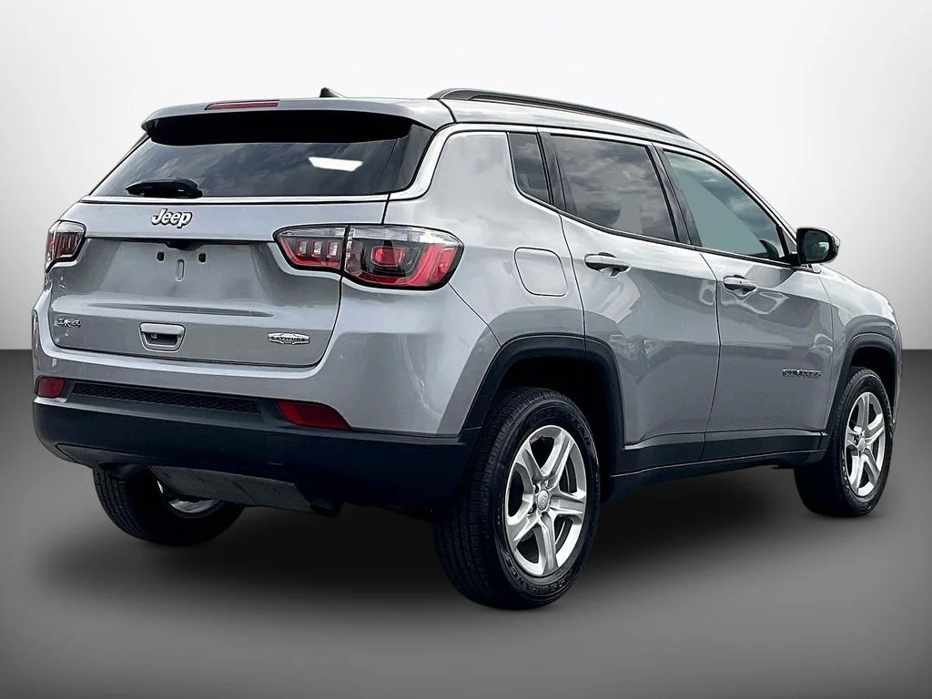 Used 2024 Silver Zynith Metallic Clearcoat Jeep Latitude image 6