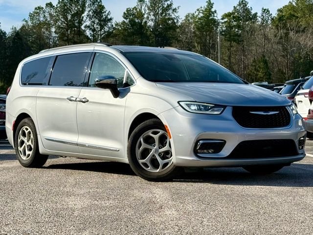 2023 Chrysler Pacifica Limited's photo