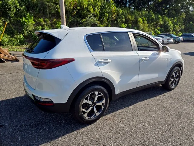Used 2022 White Kia LX image 9