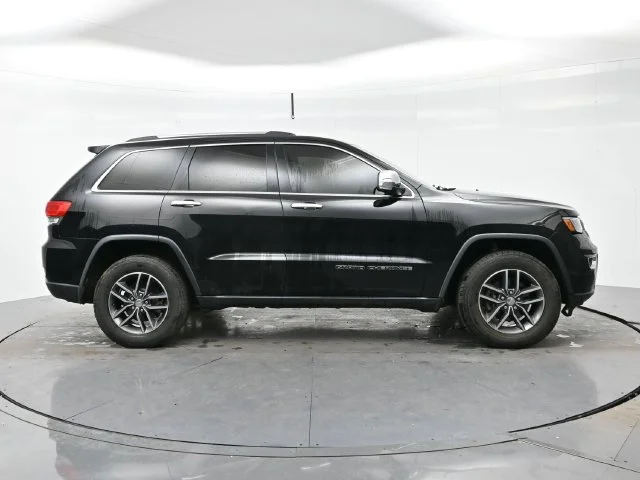 Used 2017 Diamond Black Crystal Pearlcoat Jeep Limited image 8