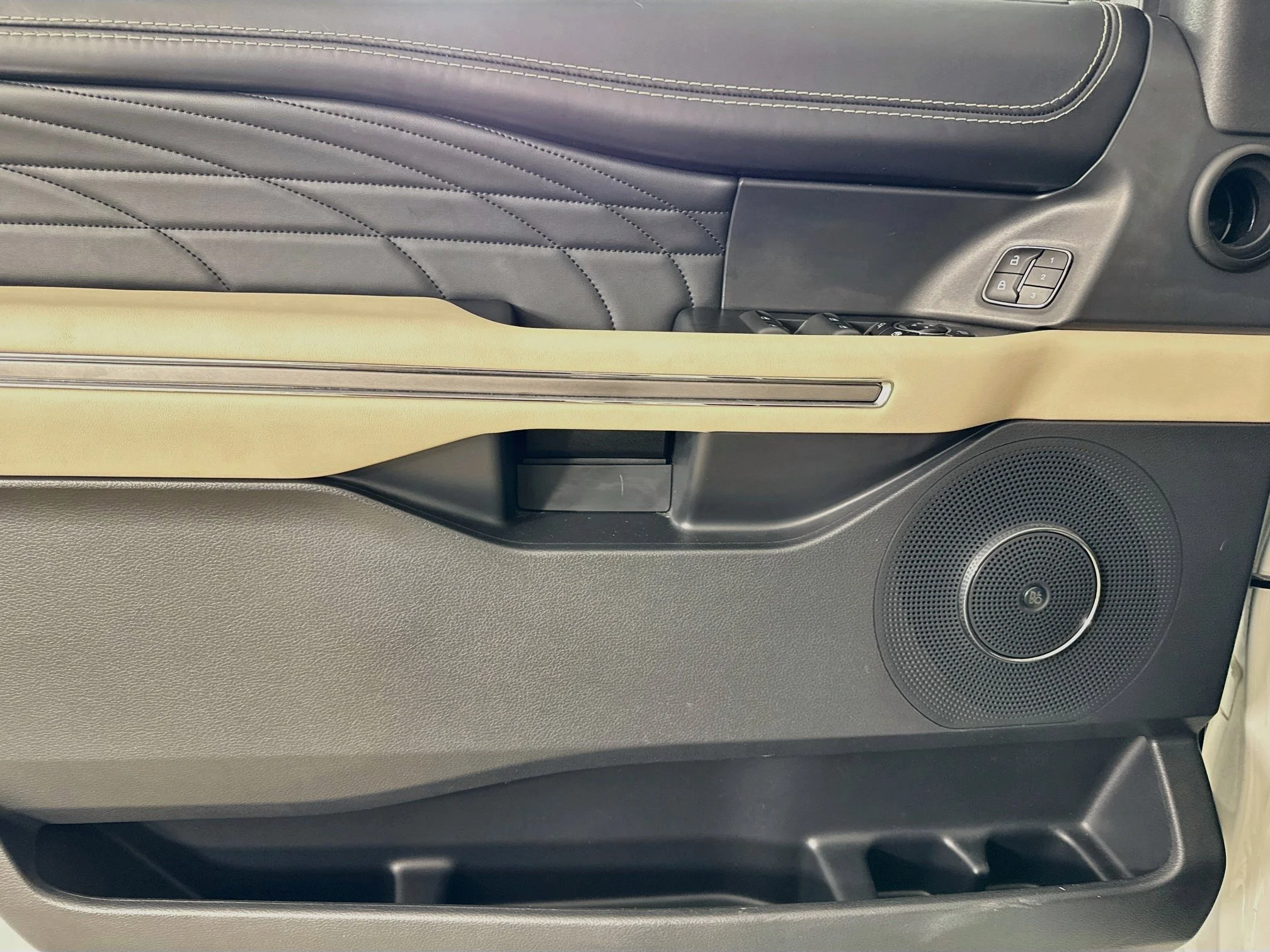 Used 2023  Ford Platinum image 20