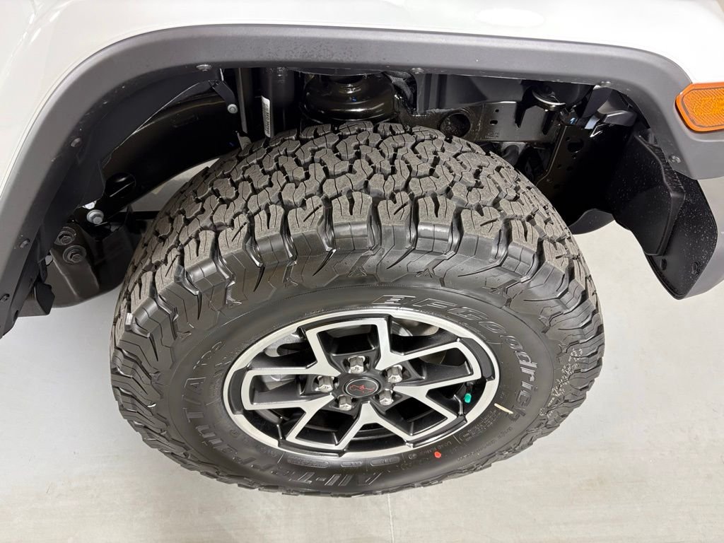 New 2026 Bright White Clear-Coat Exterior Paint Jeep Rubicon image 11