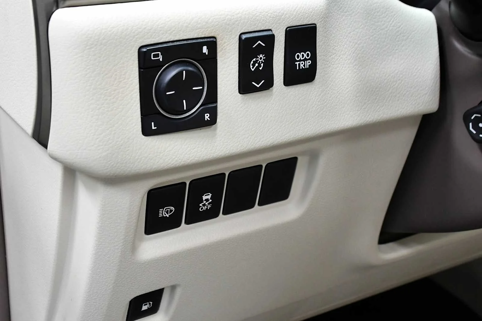 Used 2014 Tungsten Pearl Lexus  image 16