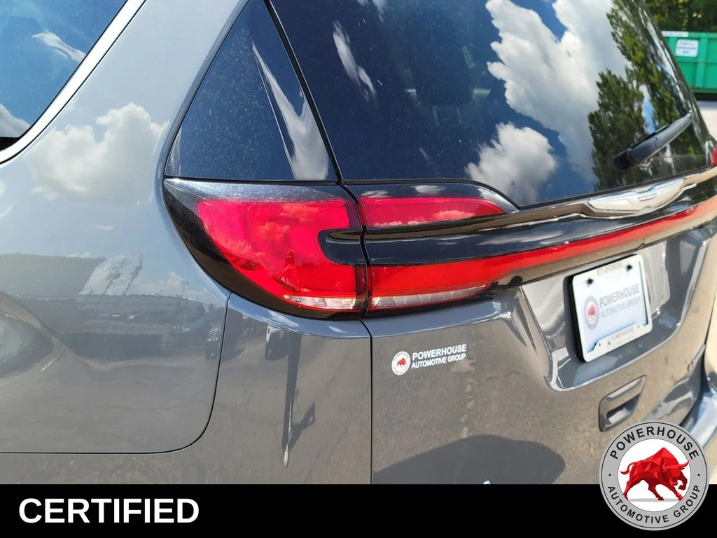 Used 2023 White Chrysler Limited image 12