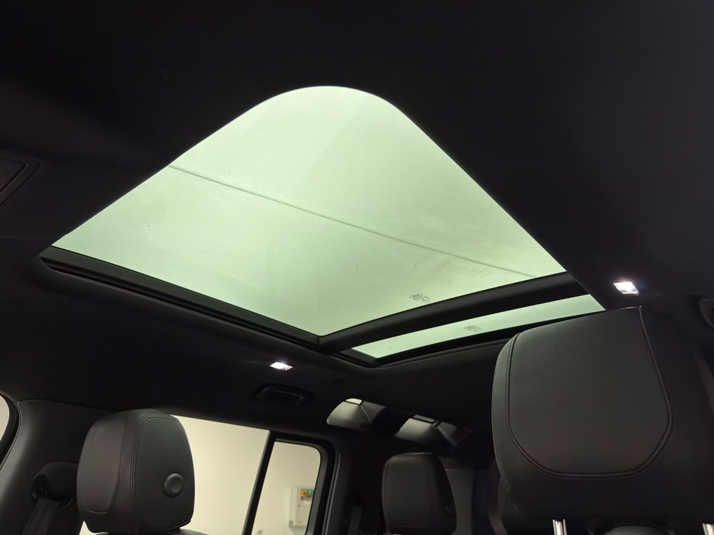 Used 2022 Santorini Black Metallic Land Rover SE image 9