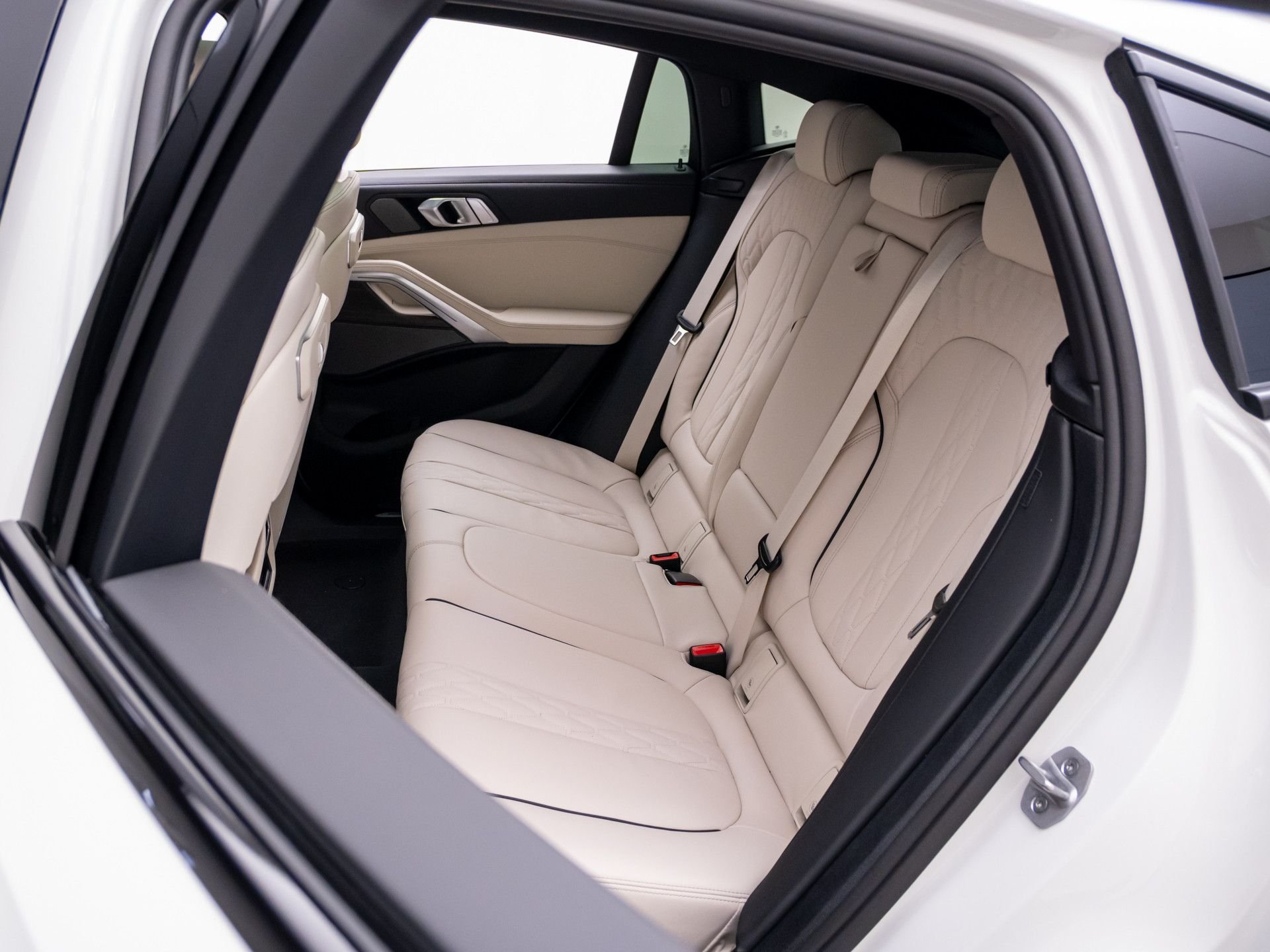 New 2027 Alpine White BMW xDrive40i image 18