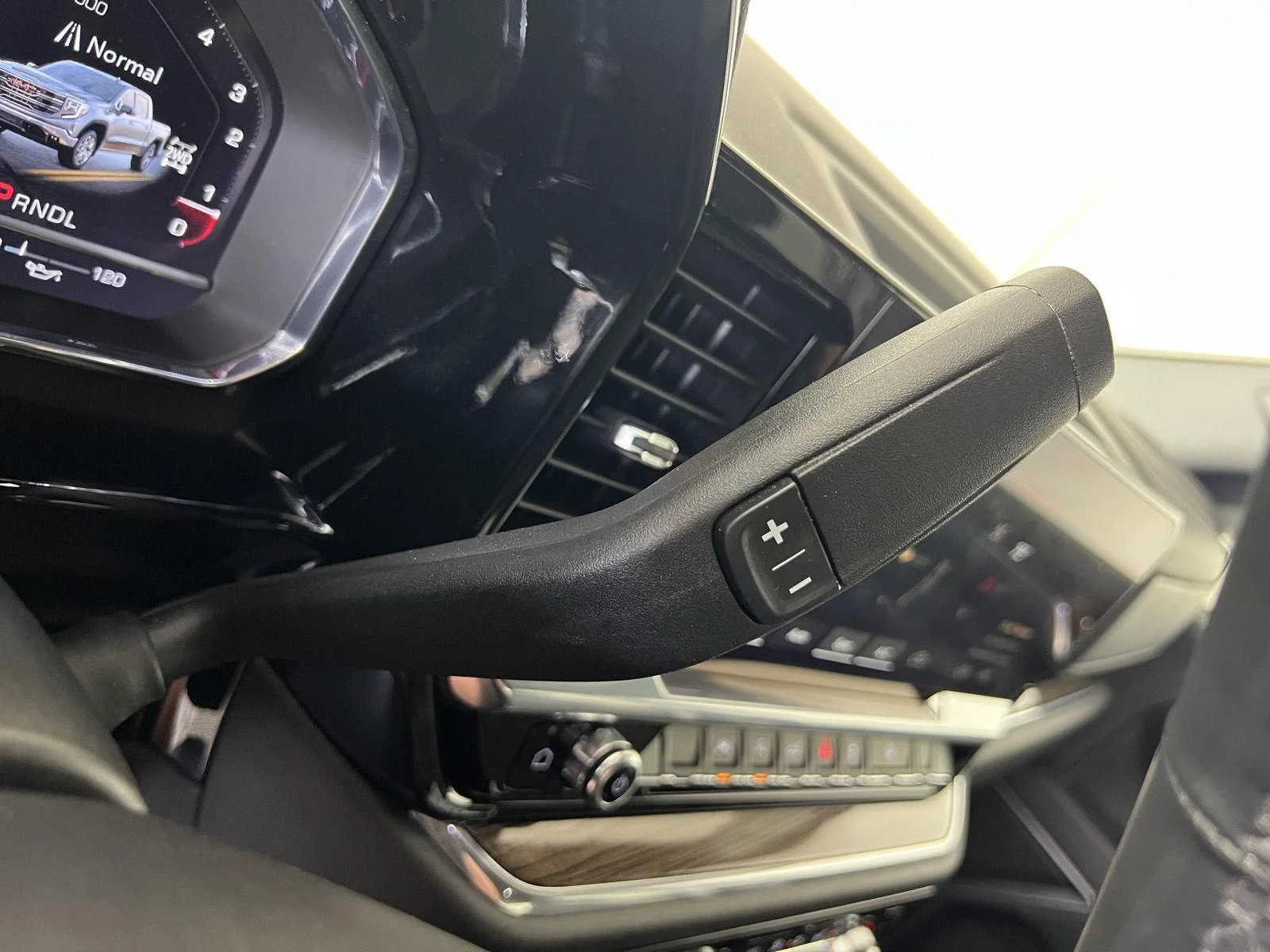 Used 2025 Onyx Black GMC Elevation image 18