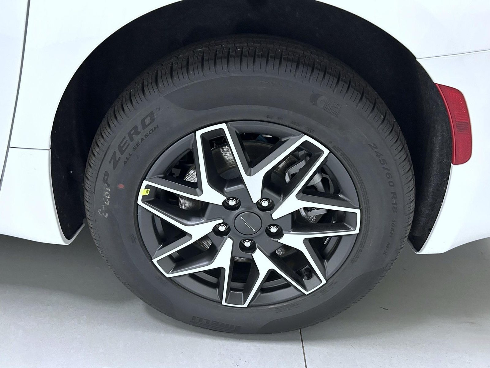New 2027 Bright White Clear-Coat Paint Chrysler Limited image 21