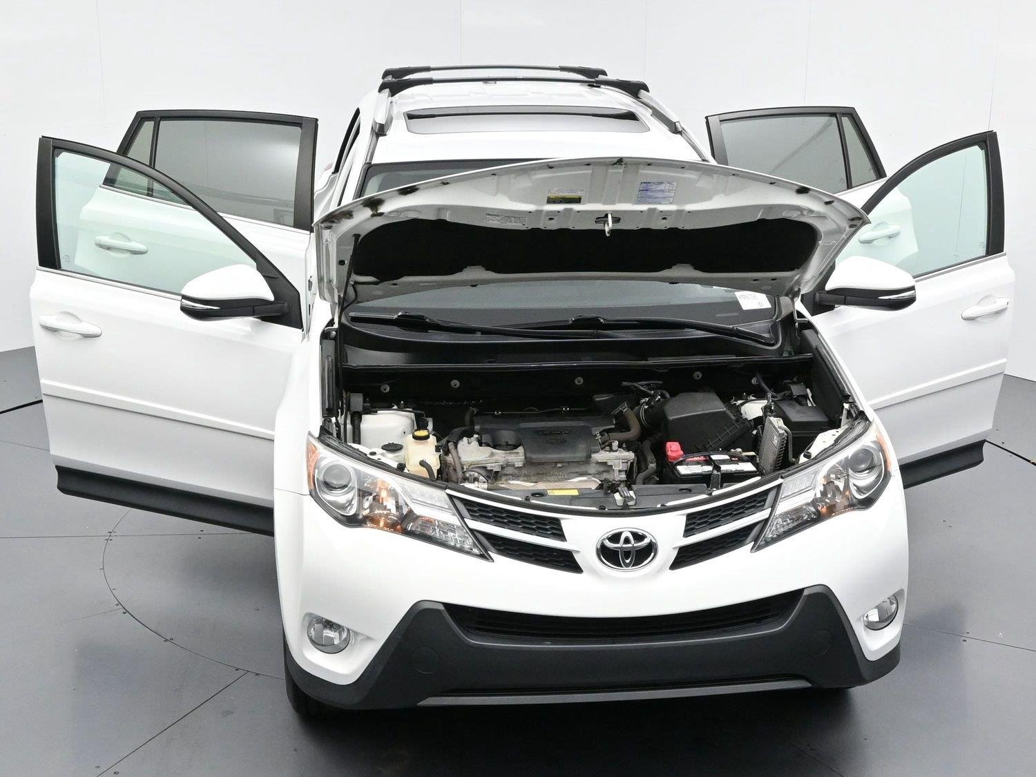 Used 2015 Super White Toyota XLE image 39