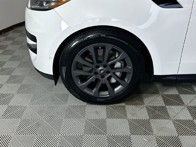 Used 2025  Land Rover SE image 30