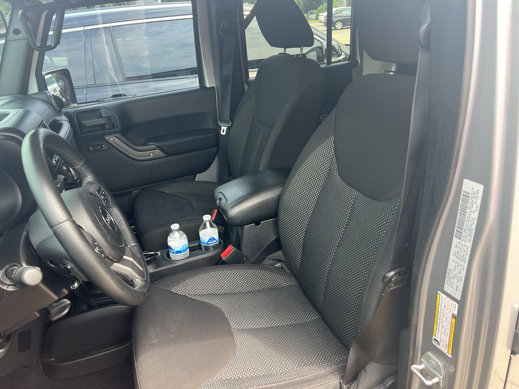 Used 2016 Billet Silver Metallic Clearcoat Jeep Black Bear image 7