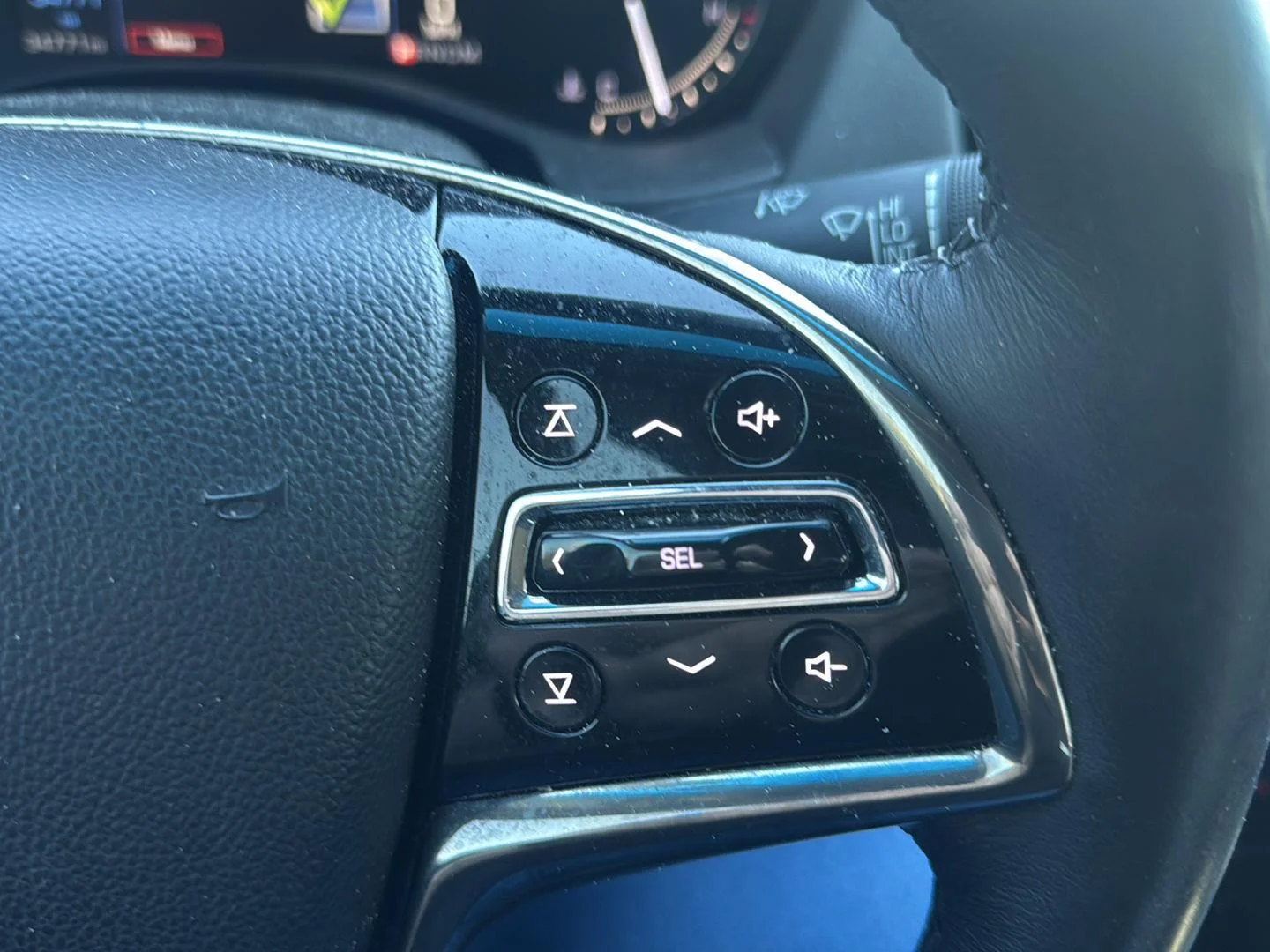 Used 2018 Crystal White Tricoat Cadillac Luxury AWD image 13