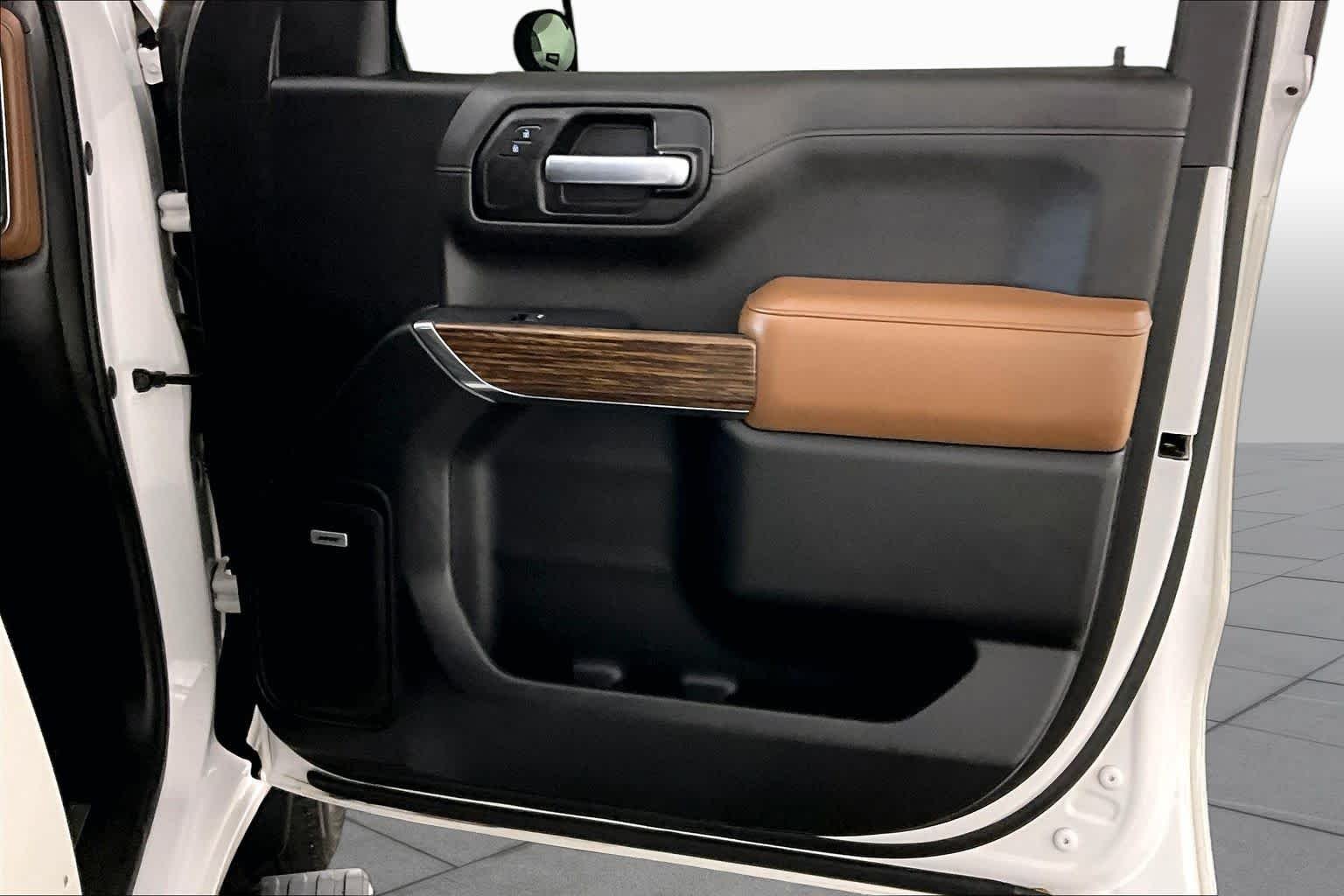 Used 2019 Iridescent Pearl Tricoat Chevrolet High Country image 22