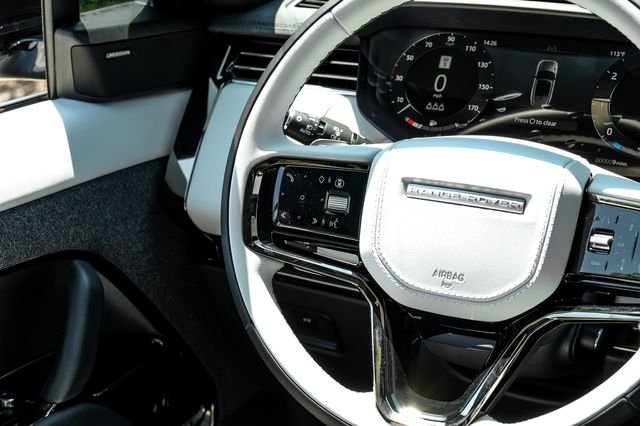New 2026 Ostuni Pearl White Premium Metallic Land Rover Dynamic SE image 24