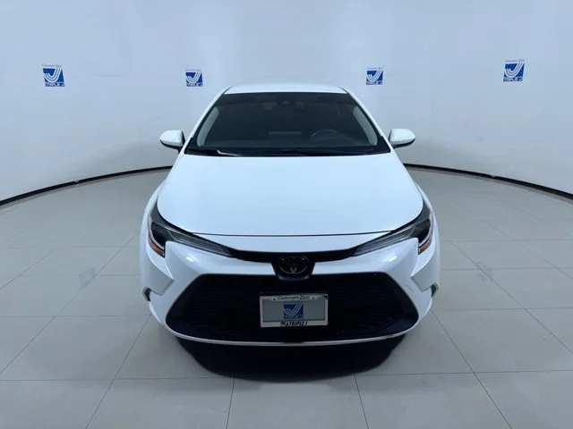 Used 2022 White Toyota LE image 16
