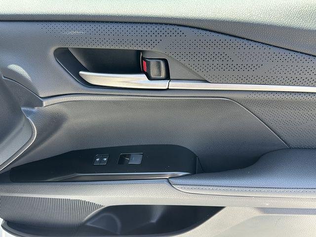 Certified Used 2025 WIND CHILL PEARL Toyota  image 12