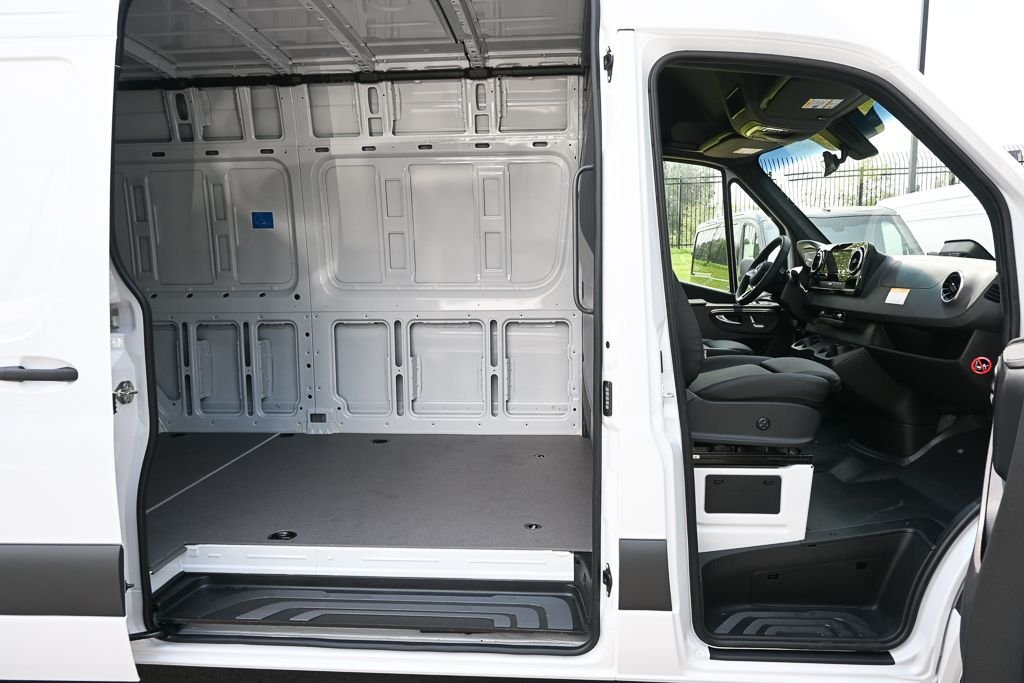 New 2026 Arctic White Mercedes-Benz Cargo 170 WB image 20