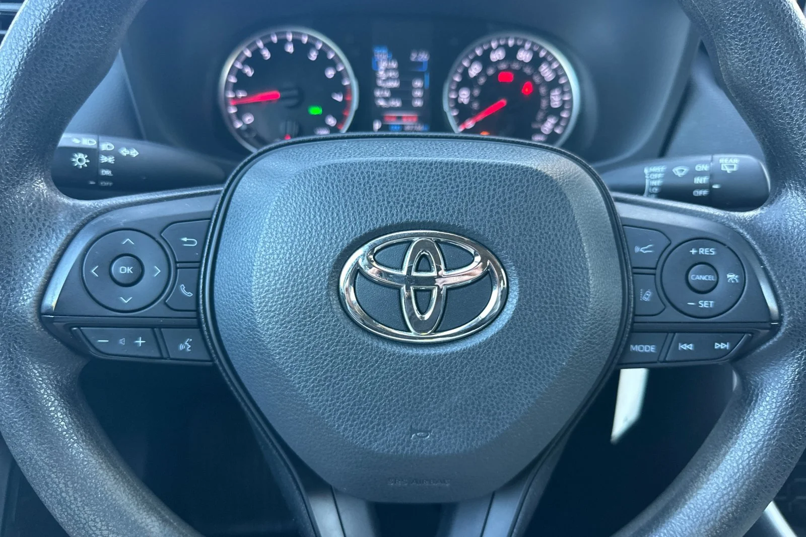 2022 Toyota RAV4 LE - Photo 28