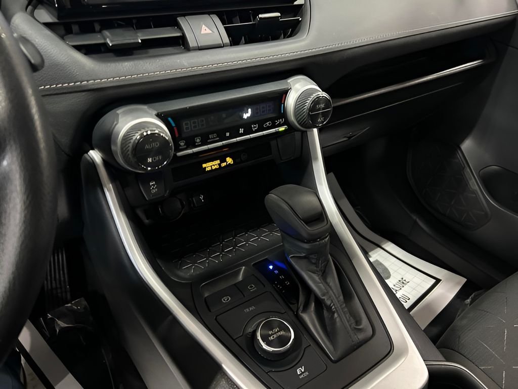 2022 Toyota RAV4 XLE - Photo 17