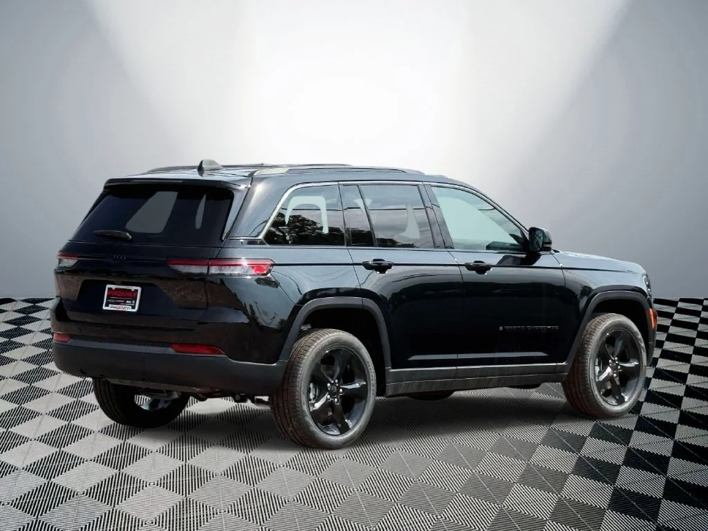 New 2026 Diamond Black Crystal Pearl-Coat Exterior Paint Jeep Limited image 6