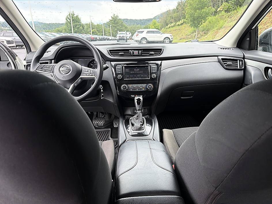 Used 2021 Glacier White Nissan S image 18