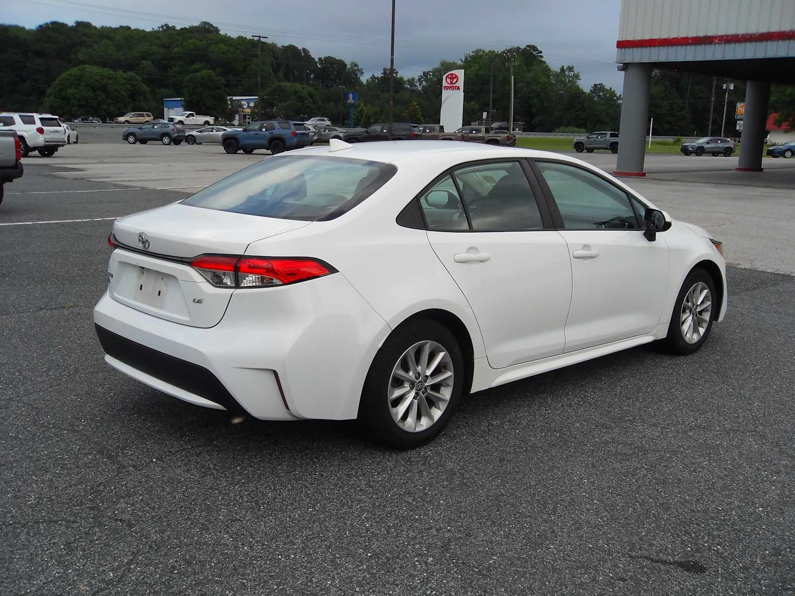 Used 2020 Super White Toyota LE image 5
