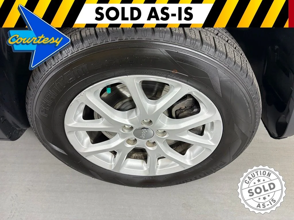Used 2018 Silver Jeep Latitude Plus image 10