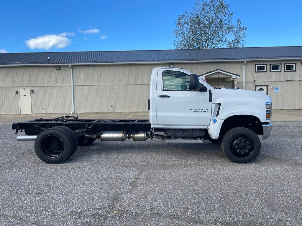 Used 2024  Chevrolet  image 2