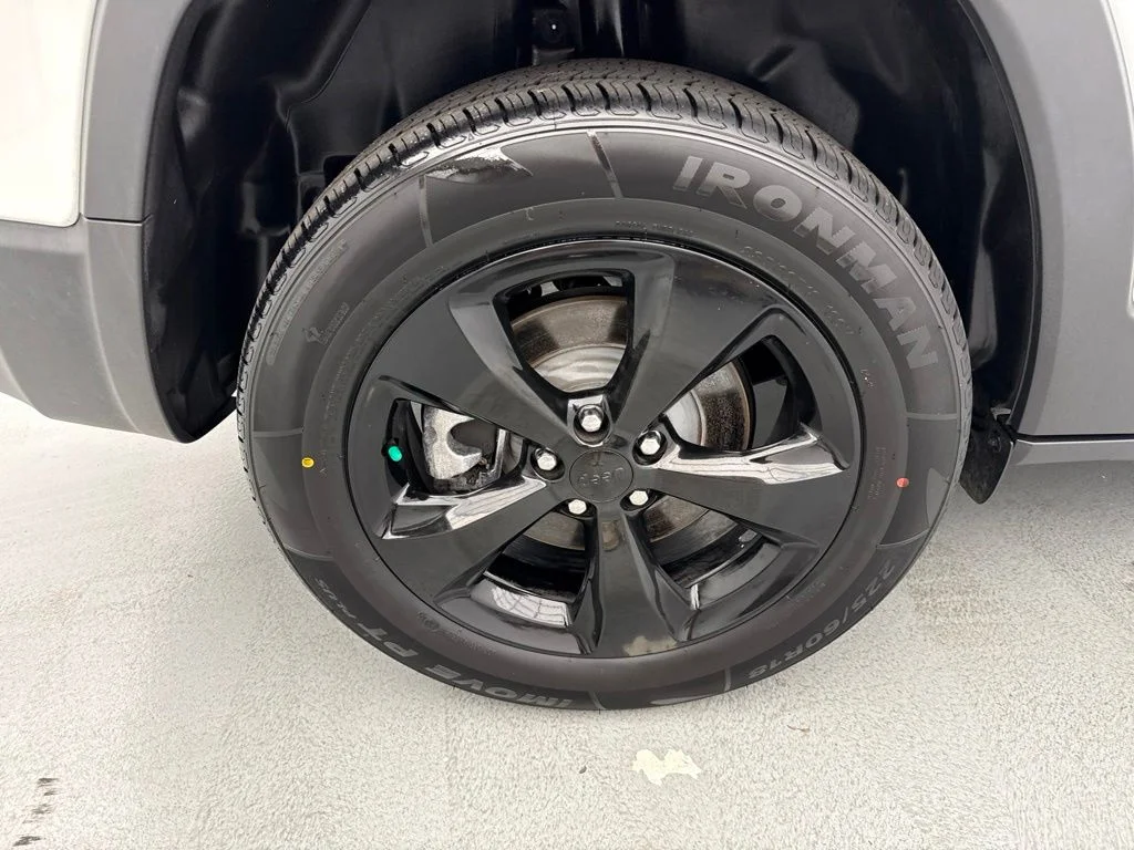 Used 2023 White Jeep Altitude image 12