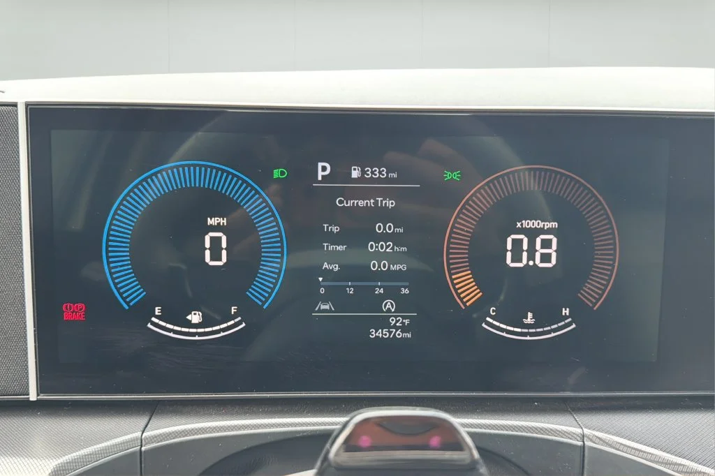 Used 2025 White Hyundai SEL image 25