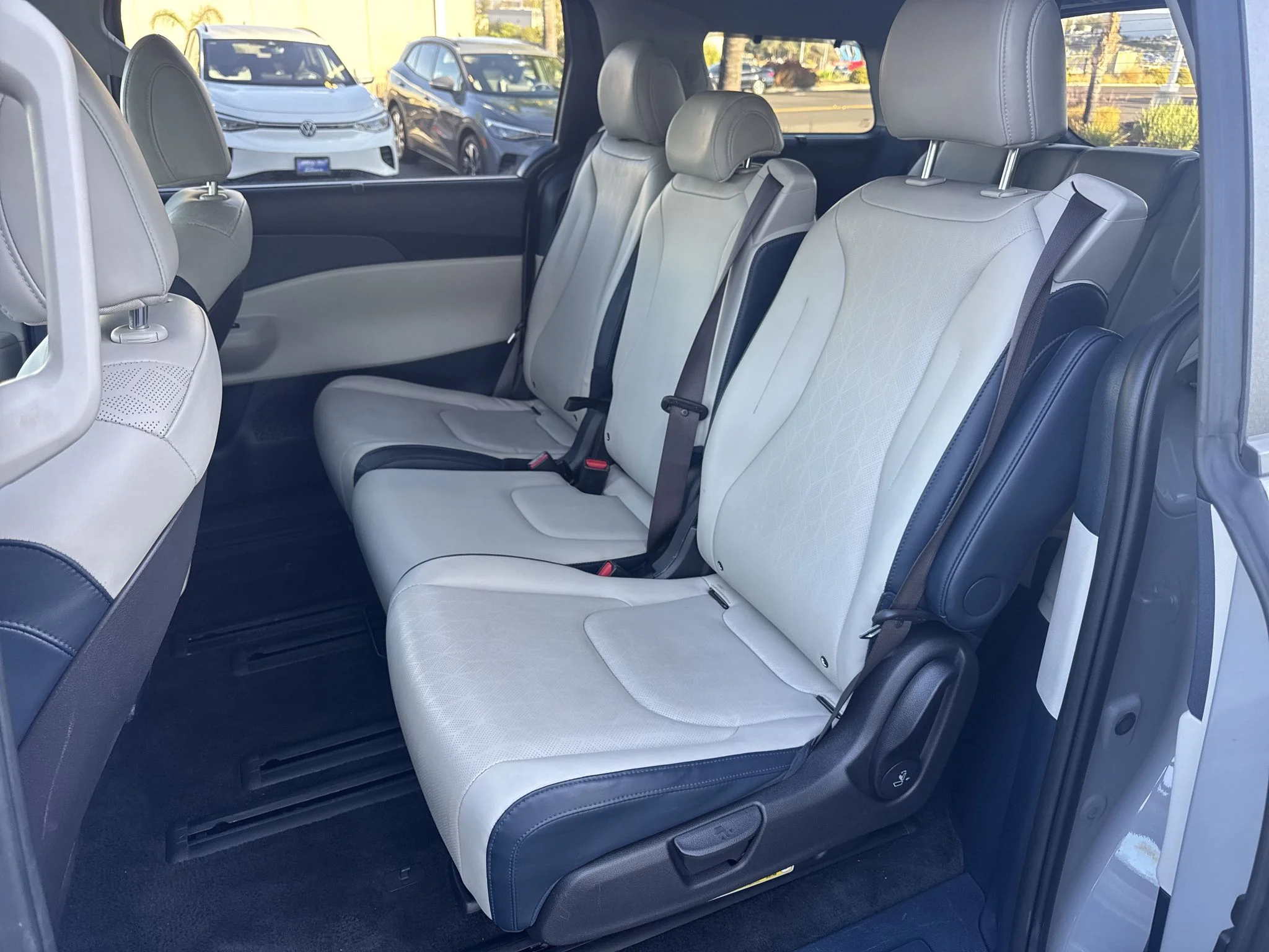 Used 2025 CERAMIC SILVER Kia EX image 30