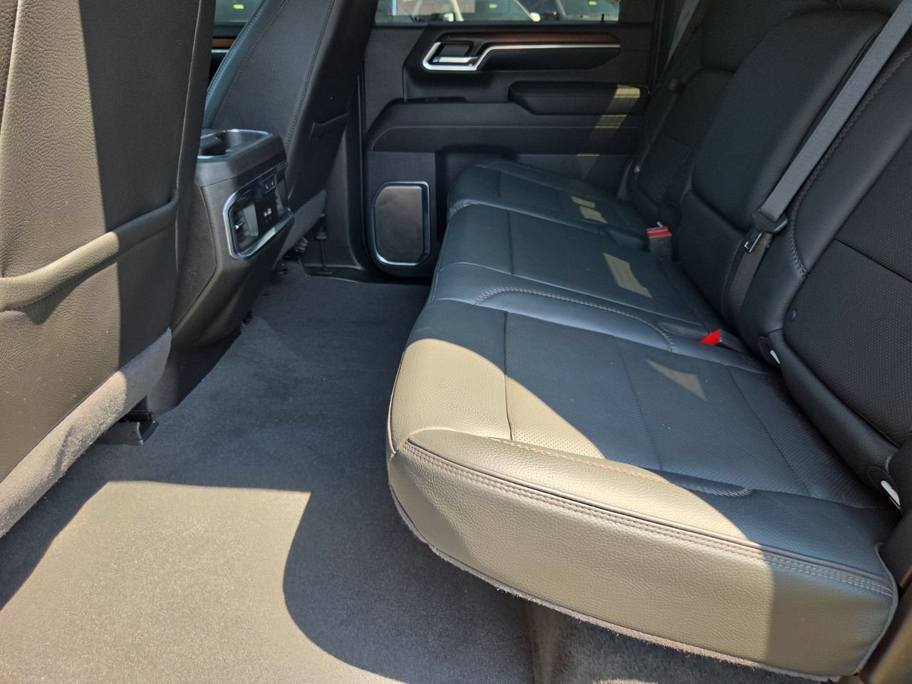 Used 2024 White Frost Tricoat GMC Denali image 26