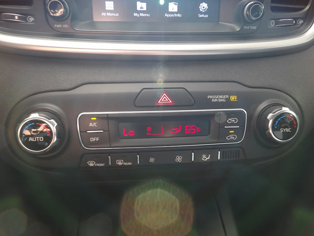 Used 2019 Sparkling Silver Kia LX V6 image 34