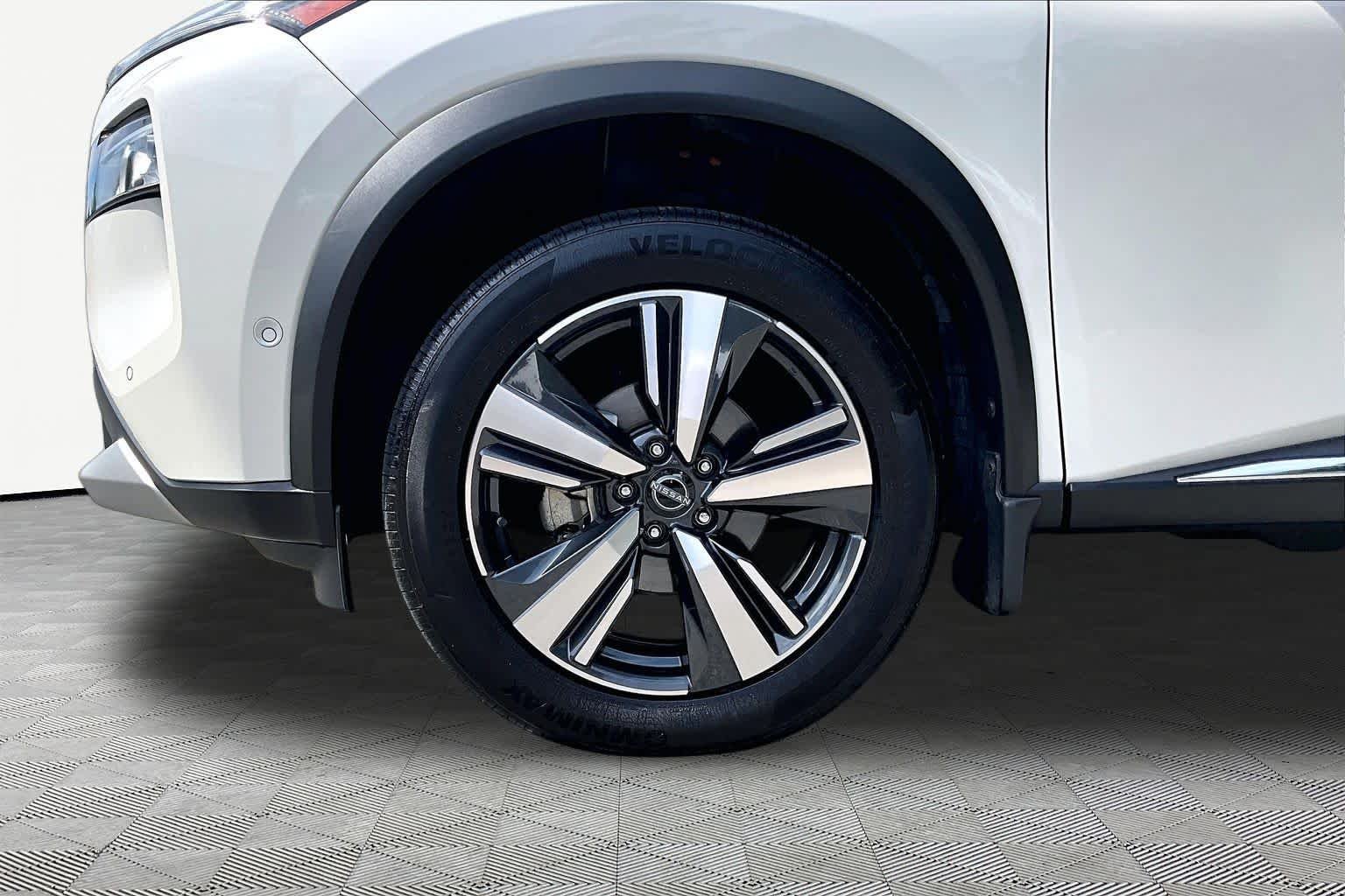 Used 2023 Pearl White Tricoat/Super Black Nissan Platinum image 11