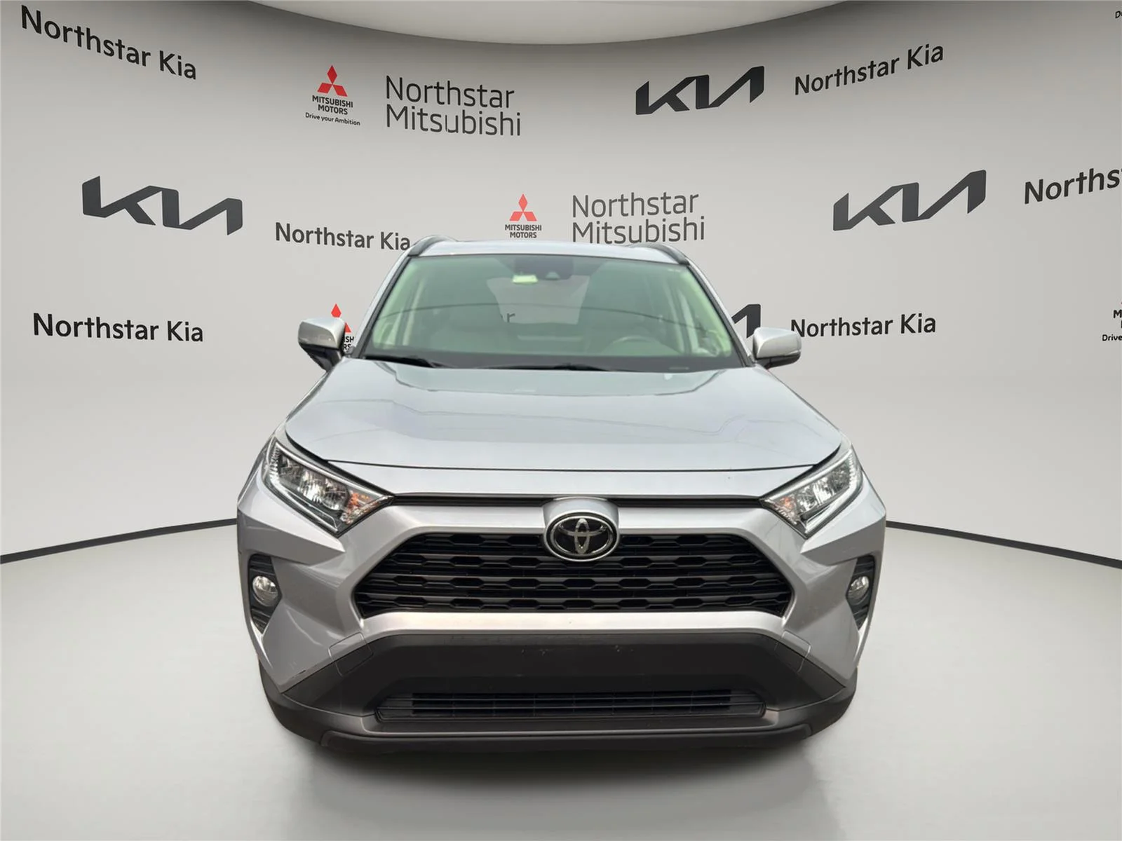 Used 2019 Silver Sky Metallic Toyota XLE Premium image 8