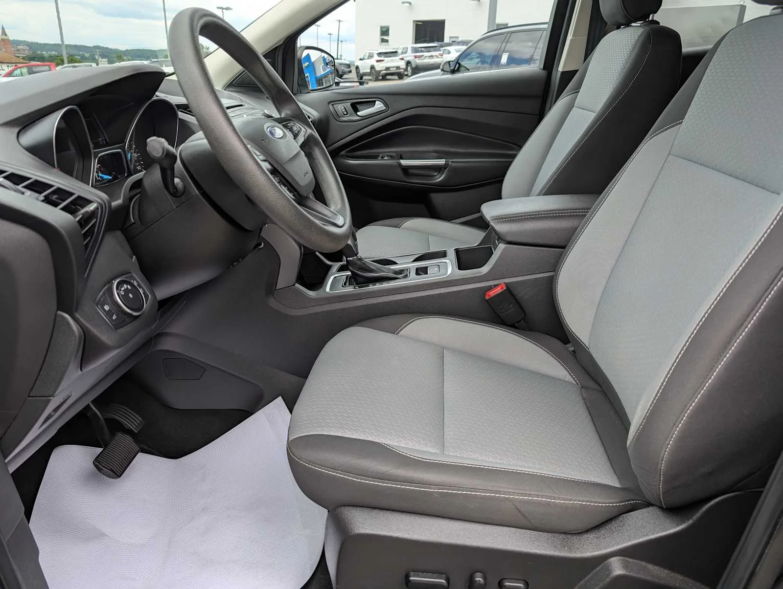 Used 2018 Shadow Black Ford SE image 4