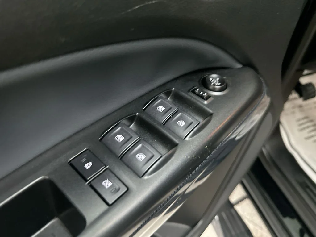 Used 2022 Black Chevrolet Z71 image 17