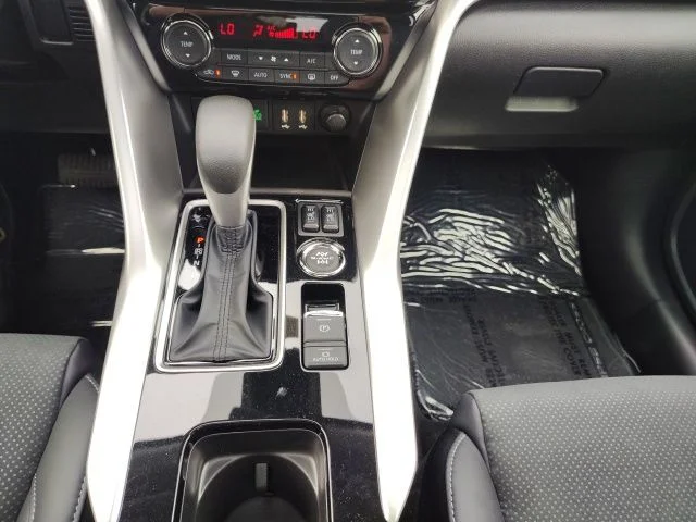New 2026 White Mitsubishi SE image 23